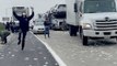 Californie : un fourgon blindé perd des liasses de billets en pleine route, les conducteurs s'arrêtent pour les ramasser