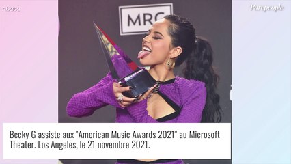 Video herunterladen: Cardi B méconnaissable sur tapis rouge : elle fait le show aux American Music Awards