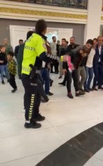 Trafik polisi davet edildiği düğünde mendili eline alıp halay başına geçti