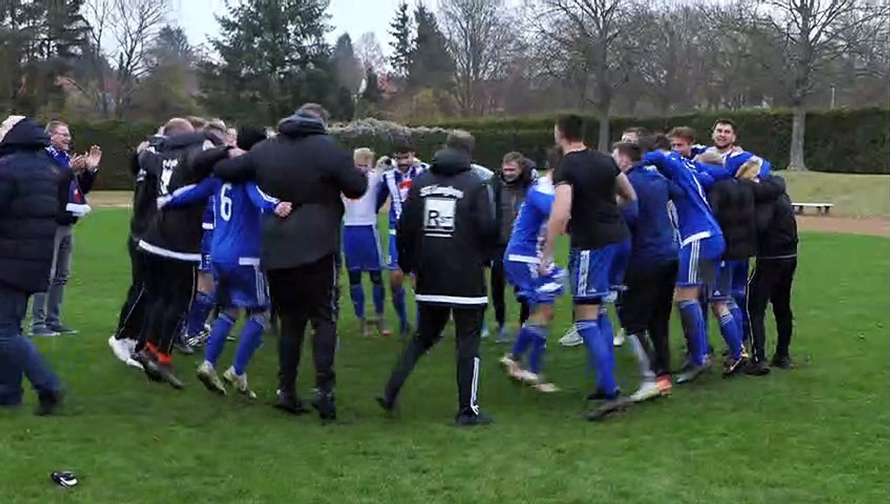 Jubel der SG Lenglern nach dem Derbysieg beim Bovender SV