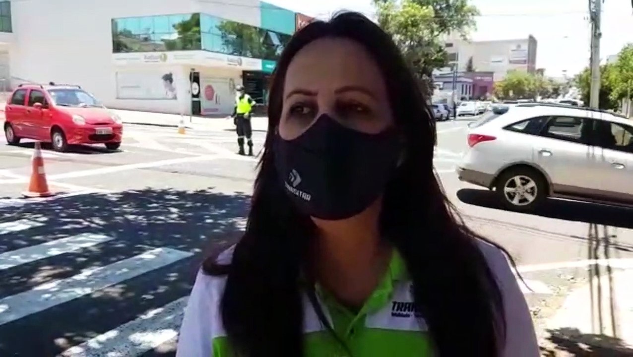 Transitar realiza ação em nova sinalização na Rua Sete de Setembro cruzamento com a Rua Maranhão, em Cascavel
