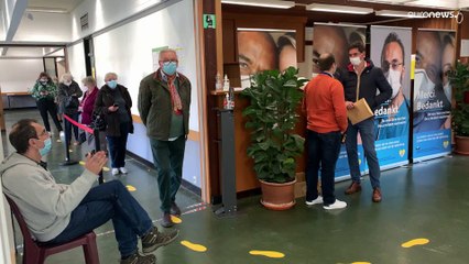 Verso una terza dose, ma in Europa crescono i movimenti di protesta