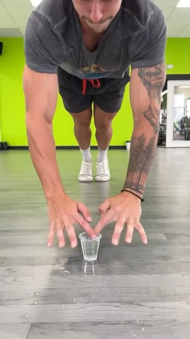 Guy Skims Glass of Water With his Index Fingers While Doing Push-Ups -  video Dailymotion
