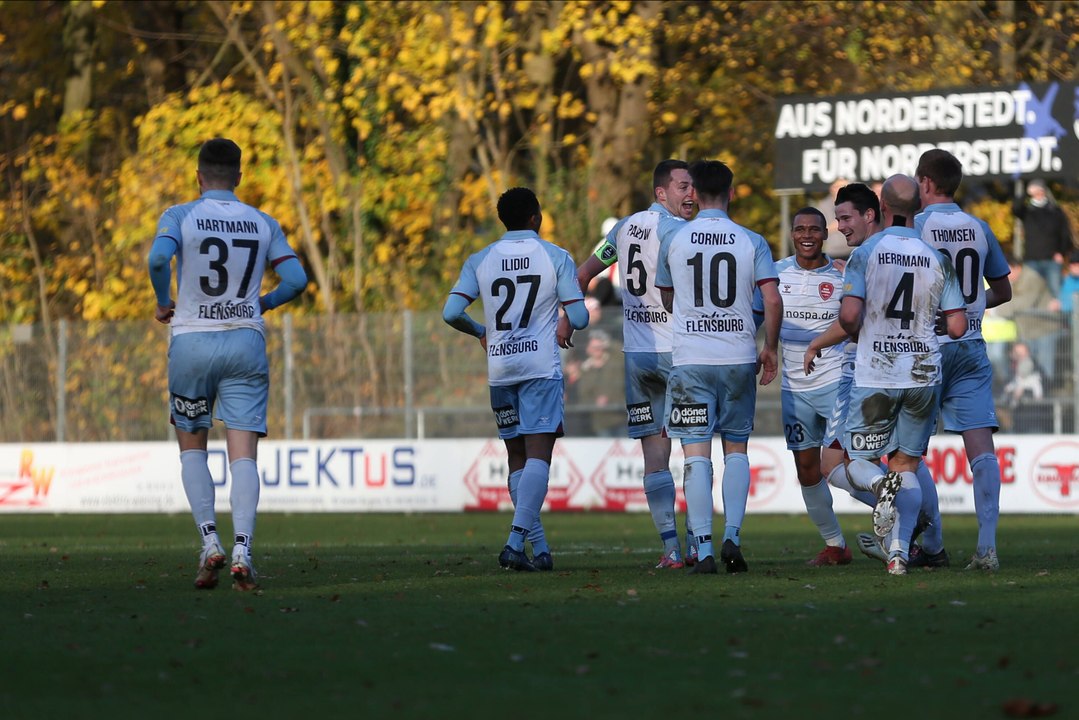 Dank kuriosem Freistoßtor: Weiche Flensburg erobert Tabellenspitze