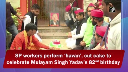 SP workers perform ‘havan’, cut cake to celebrate Mulayam Singh Yadav’s 82nd birthday