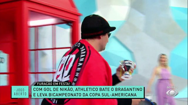 OLHA O FURACÃO! Campeão da Sul-Americana, João Paulo Cappellanes meteu o louco no Jogo Aberto vestido inteiramente de Athlético-PR. QUE MOMENTO! #JogoAberto #AthleticoPR #Furacao