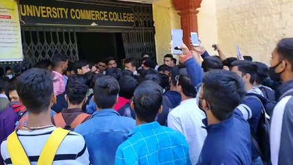 कॉमर्स कॉलेज में छात्रों का धरना जारी