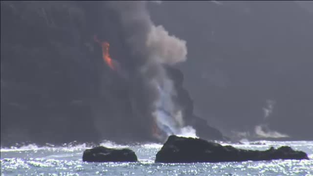 La colada más cercana a la población llega al mar y fuerza el confinamiento de miles de personas