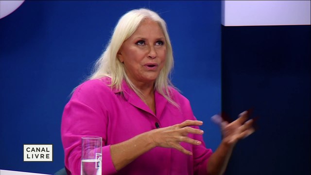 Ela falou sobre o engajamento político dos artistas nos dias de hoje. Precisamos voltar a entender que o país é nosso. Quem comanda esse país é o povo brasileiro. Viver é um ato político.