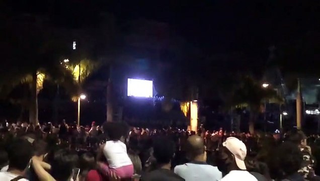 Calçada desaba e pessoas caem em rio durante evento de Natal em Joinville