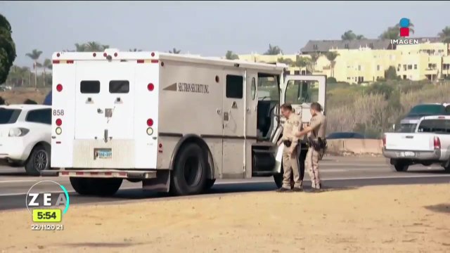 Furgón blindado deja caer fajos de dinero en autopista de California