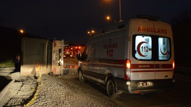 Kuzey Marmara Otoyolunda çakıl taşı yüklü TIR devrildi: 1 yaralı