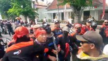 Demo UMP Buruh Surabaya Nyaris Ricuh