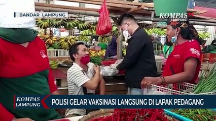 Polisi Gelar Vaksinasi Langsung di Lapak Pedagang