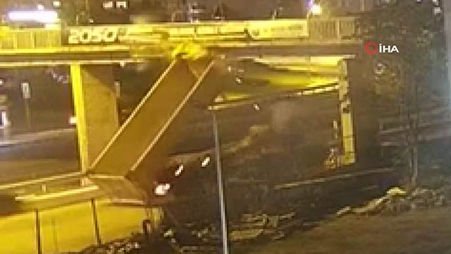 İstanbul'da damperi açık kamyon üst geçide takıldı