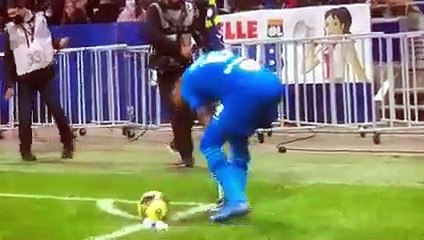 لحظة ضرب ديميتري باييت بزجاجة مياه من مشجع وتوقف مباراة مارسيليا وليون