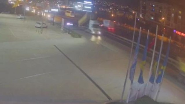 BÜYÜKÇEKMECE'DE DAMPERİ AÇIK HAFRİYAT KAMYONU ÜST GEÇİDE BÖYLE ÇARPTI