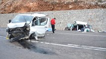 Feci kaza! Otomobil ve minibüs kafa kafaya çarpıştı: 1 ölü, 2 yaralı