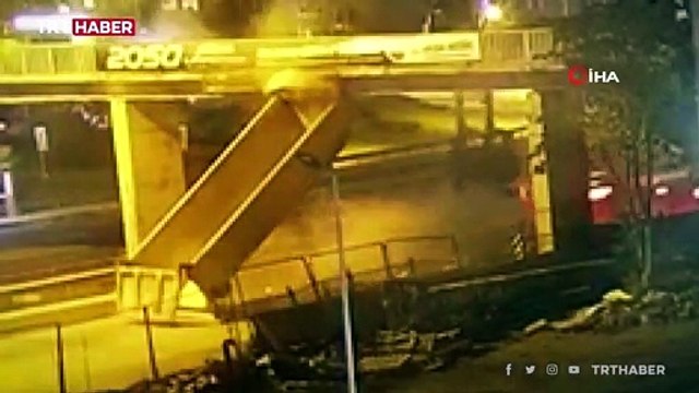 Damperi açılan kamyon üst geçide böyle takıldı