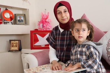 Şehit eşi Hasret öğretmen, kızı ve öğrencileriyle hayata tutunuyor