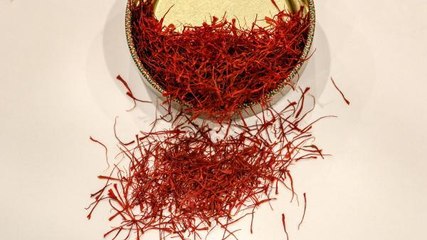 Kilosu 50 bin lirayı bulan safranı, at kılıyla taklit ediyorlar