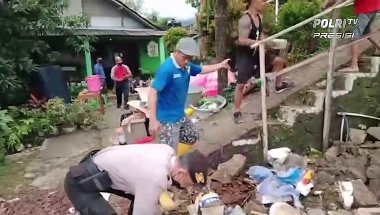 Kapolres Wonogiri Kerahkan Anggota Polres dan Polsek Bantu Longsor di Cubluk