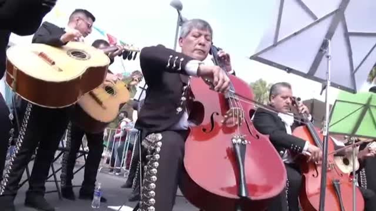 Los mariachis honran a Santa Cecilia en el Día del Músico cantándole "Las Mañanitas" en la Plaza Garibaldi