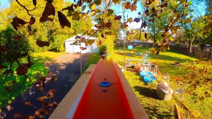 Un circuit Hot Wheels très long dans le jardin