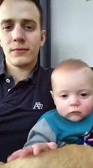 La technique de ce père de famille pour endormir son fils