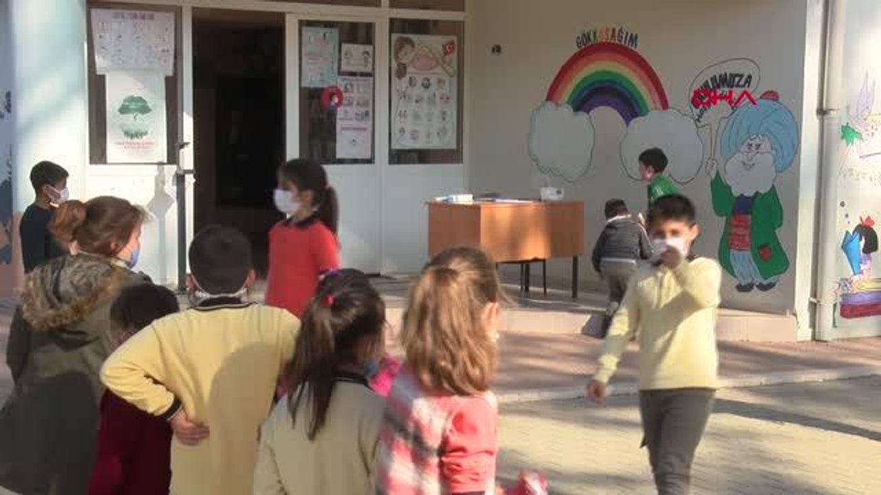 ÖĞRETMEN VE ÖĞRENCİLER EL BİRLİĞİ İLE OKULU YENİLEDİ