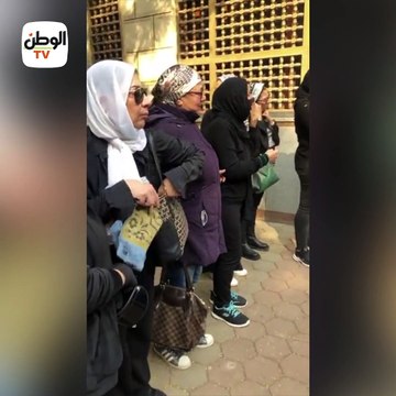 انهيار الفنانة تيسير فهمي أثناء صلاة الجنازة على شقيقها بمسجد المحروسة بالمهندسين