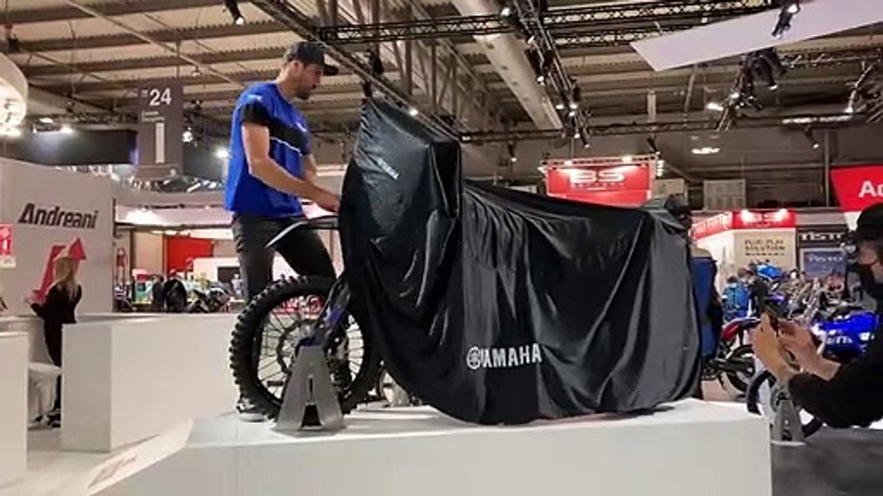 700