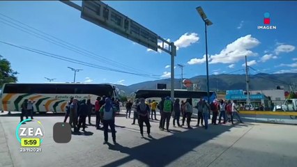 Normalistas de Ayotzinapa bloquean la Autopista del Sol