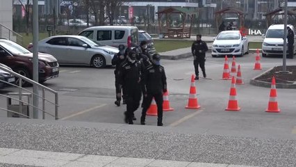 Tüfekle otomobil gasp eden gençten gazetecilere: "Çekin, benim gibi yıldız bulamazsınız"