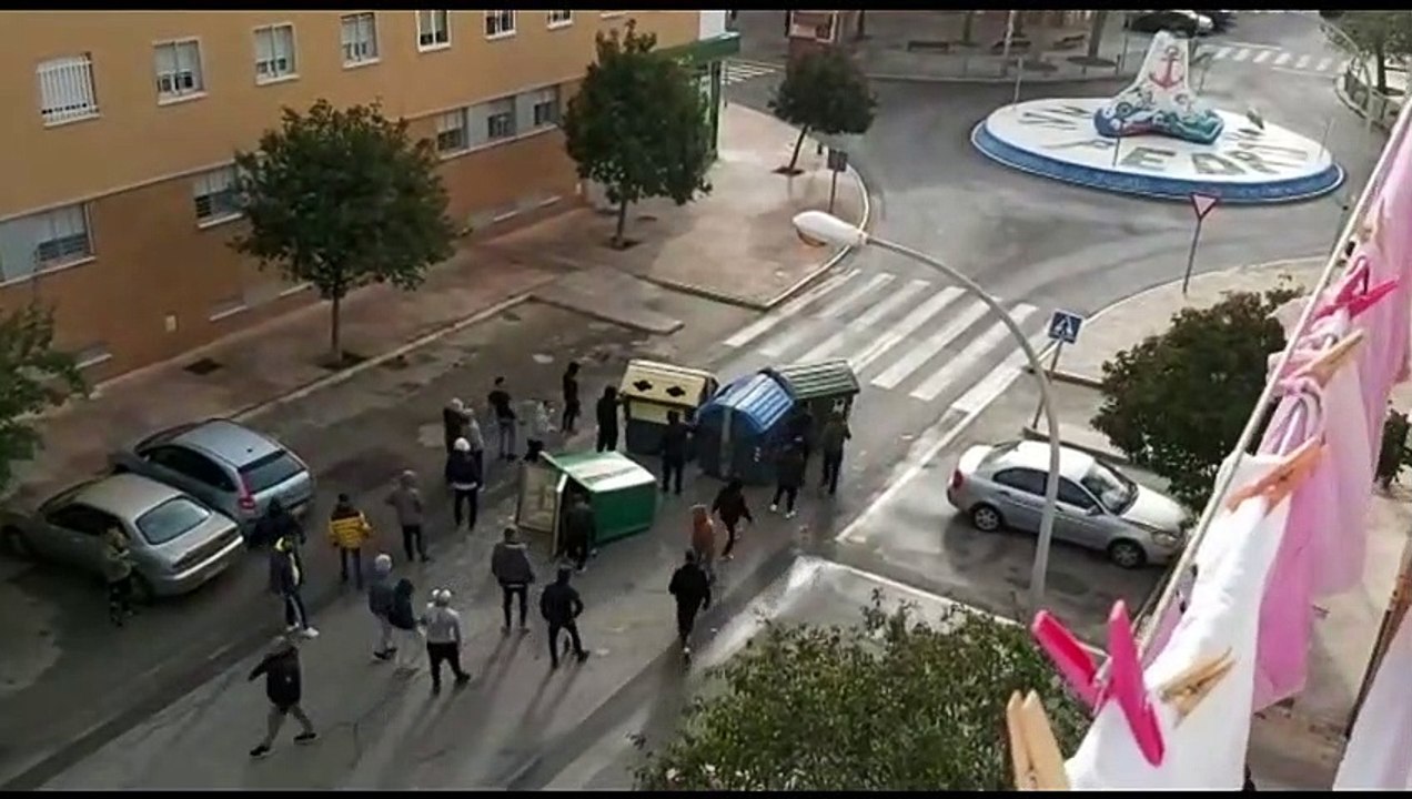Así despeja una barricada una tanqueta de los antidisturbios de la Policía Nacional en Cádiz