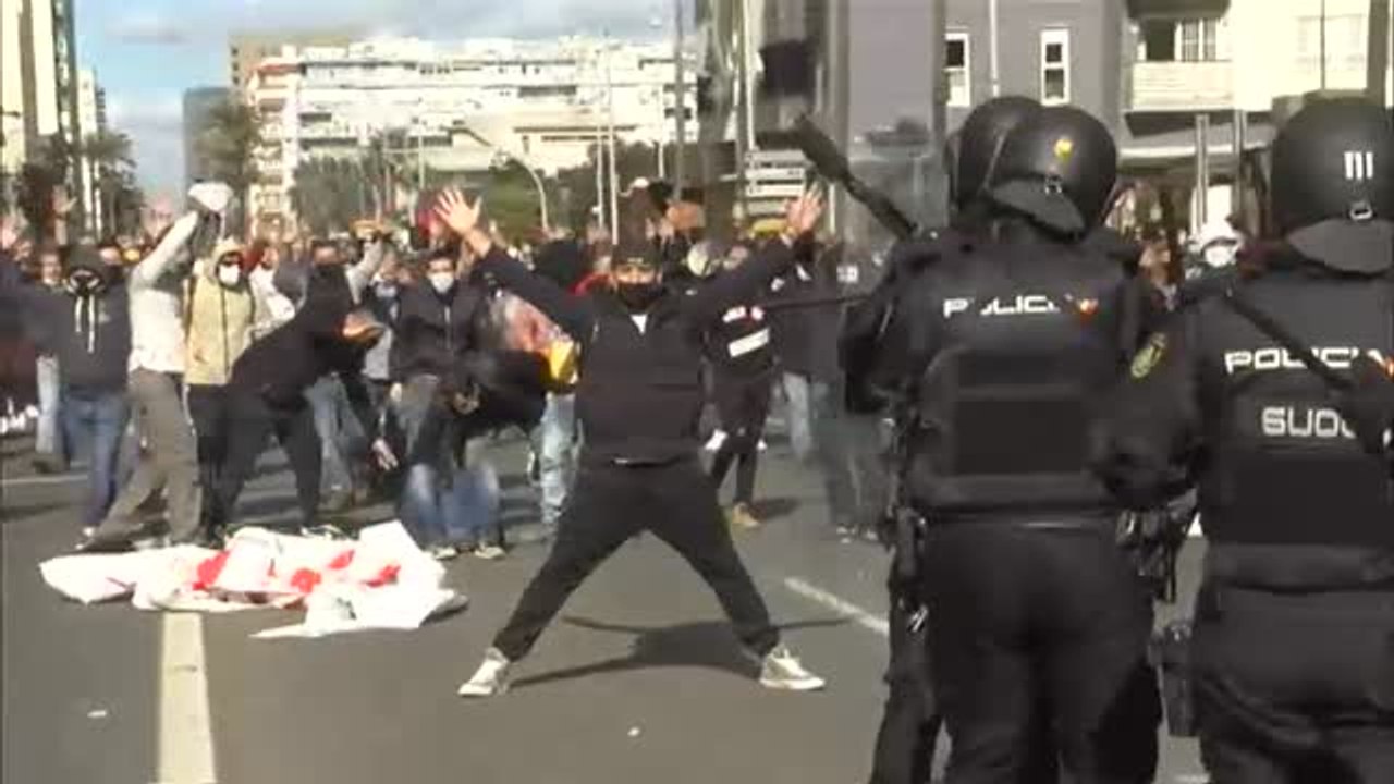 Incidentes y cargas policiales en la manifestac...