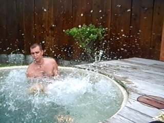 tymeo et julien dans un jacuzzi a bora