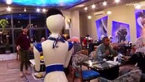 روبوتات تقدم الطعام للزبائن في مطعم عراقي بالفيديو