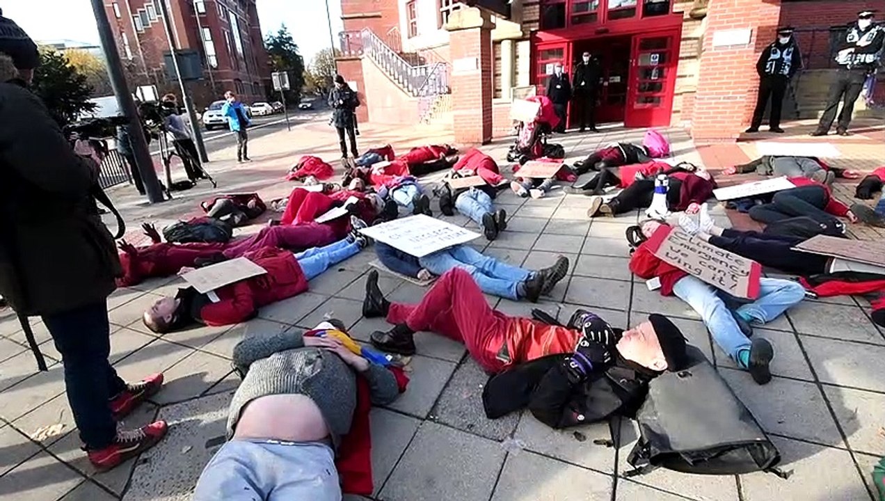 climate-change-protest-at-leeds-magistrates-court-video-dailymotion