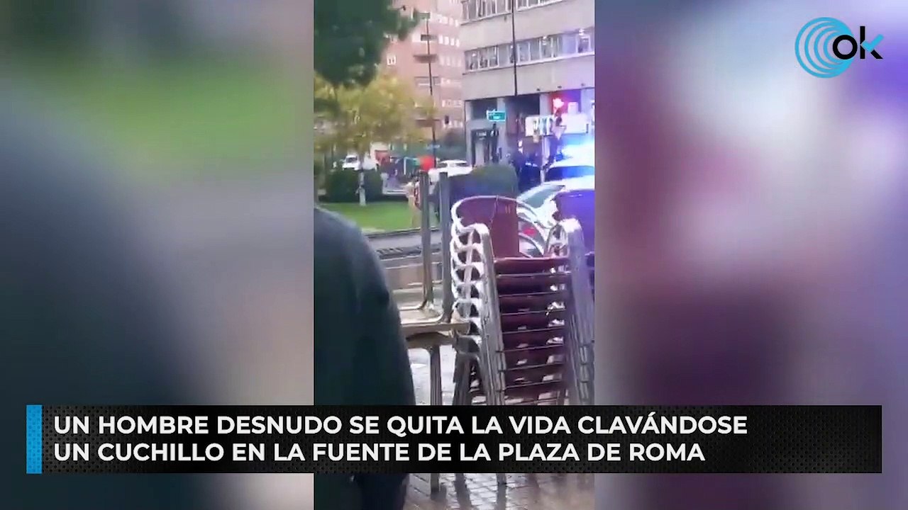 Un hombre desnudo se quita la vida clavándose un cuchillo en la fuente de  la plaza de Roma - Vídeo Dailymotion