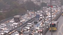 İstanbul'da sağanak yağış etkili oldu: Trafik yoğunluğu yüzde 75'e ulaştı