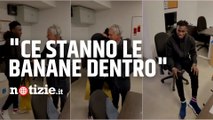Mourinho regala le scarpe a Felix ma in sottofondo parte il commento: 