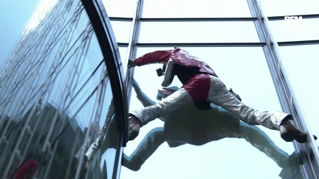 Le "spiderman français" Alain Robert escalade une tour de 150 mètres à Francfort