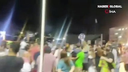 Ülkede korkunç olay! Kutlamalar sırasında yol çöktü: 33 yaralı