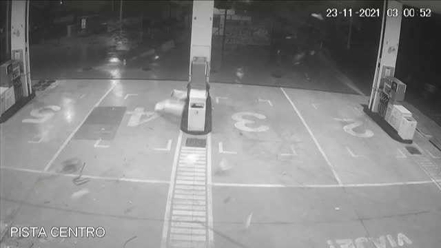 Las cámaras de una gasolinera captan el paso de un tornado en Alicante