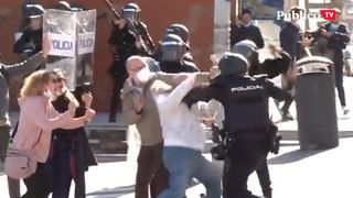 La Policía dispara con balas de goma y gases lacrimógenos a los manifestantes en Cádiz en el octavo día de huelga