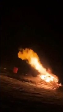 Il tire sur une bonbonne de gaz, ce qui se passe est dingue