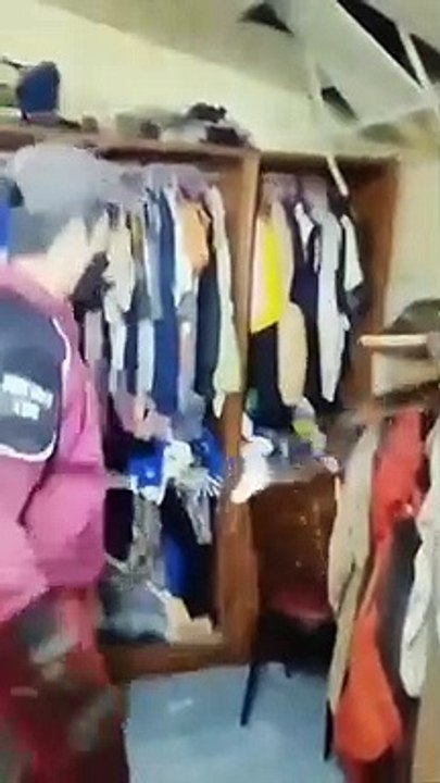 Regardez ce qui dormait dans le faux plafond de leur maison... enorme serpent