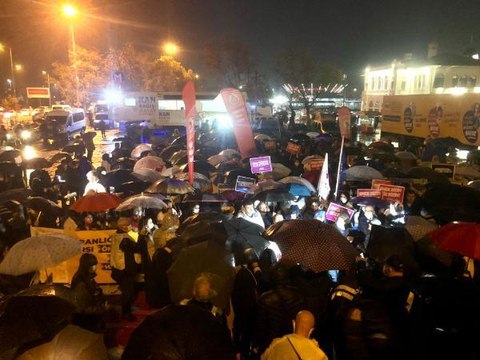 TTB ÜYESİ HEKİMLER İSTANBUL'DAN ANKARA'YA BEYAZ YÜRÜYÜŞ BAŞLATTI