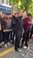 Esnaf doların yükselişini sahte dolar yakarak protesto etti; “Esnaf öldü, hükümet nerede?”